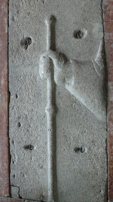 lapide sulla tomba di un pellegrino a Venzone
